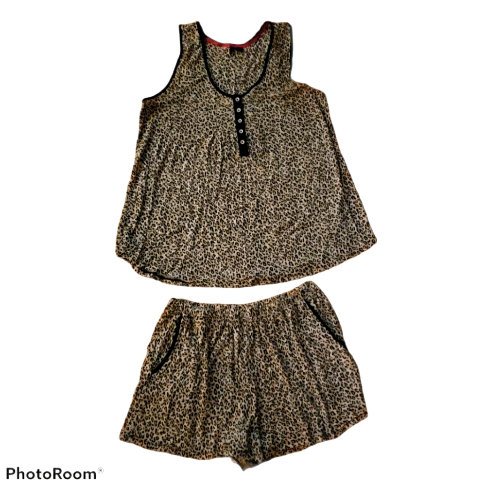 Womens med leopard print 2 Piece PJ'S set.